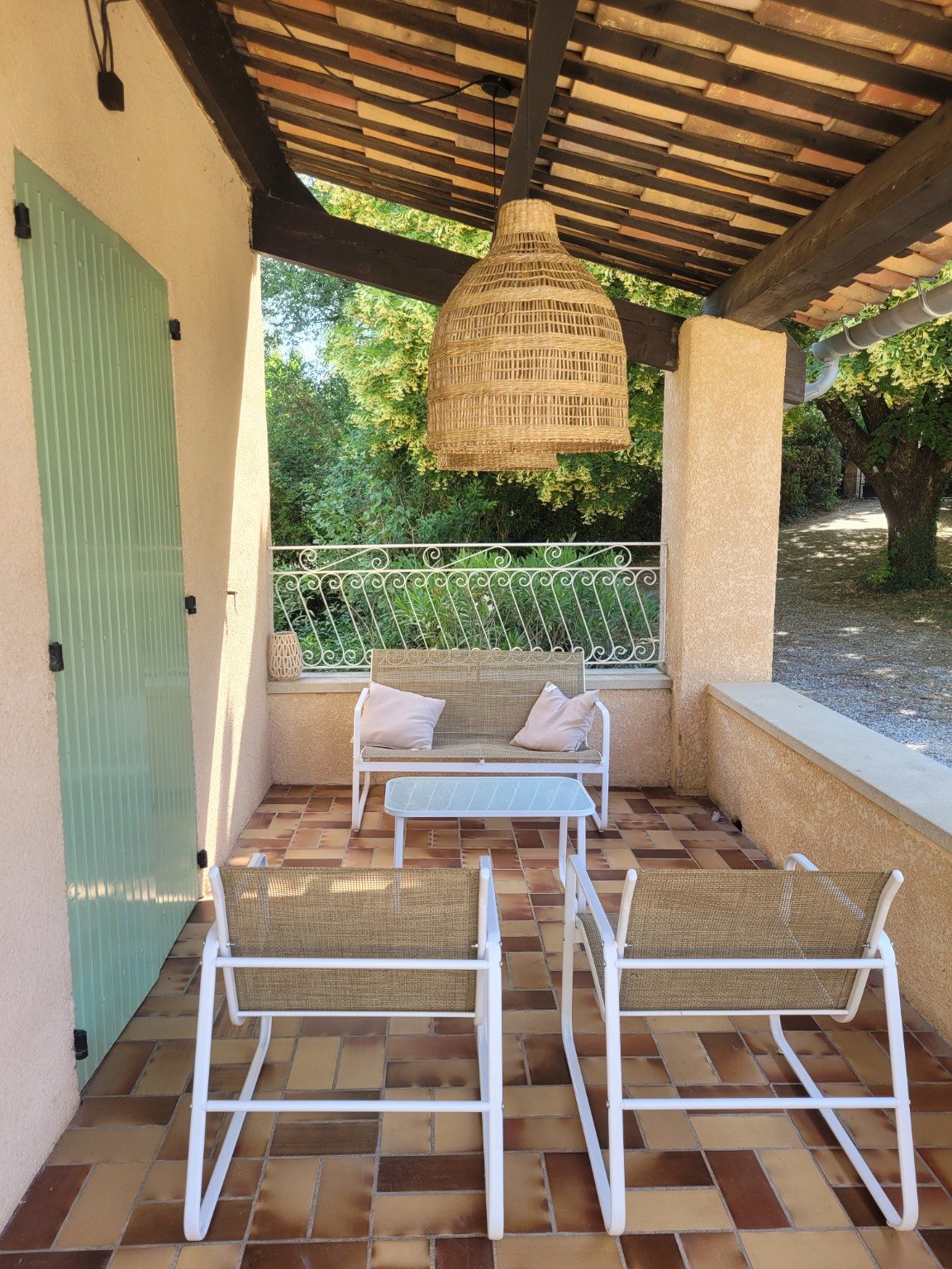 Zwembad met ligstoelen en parasol