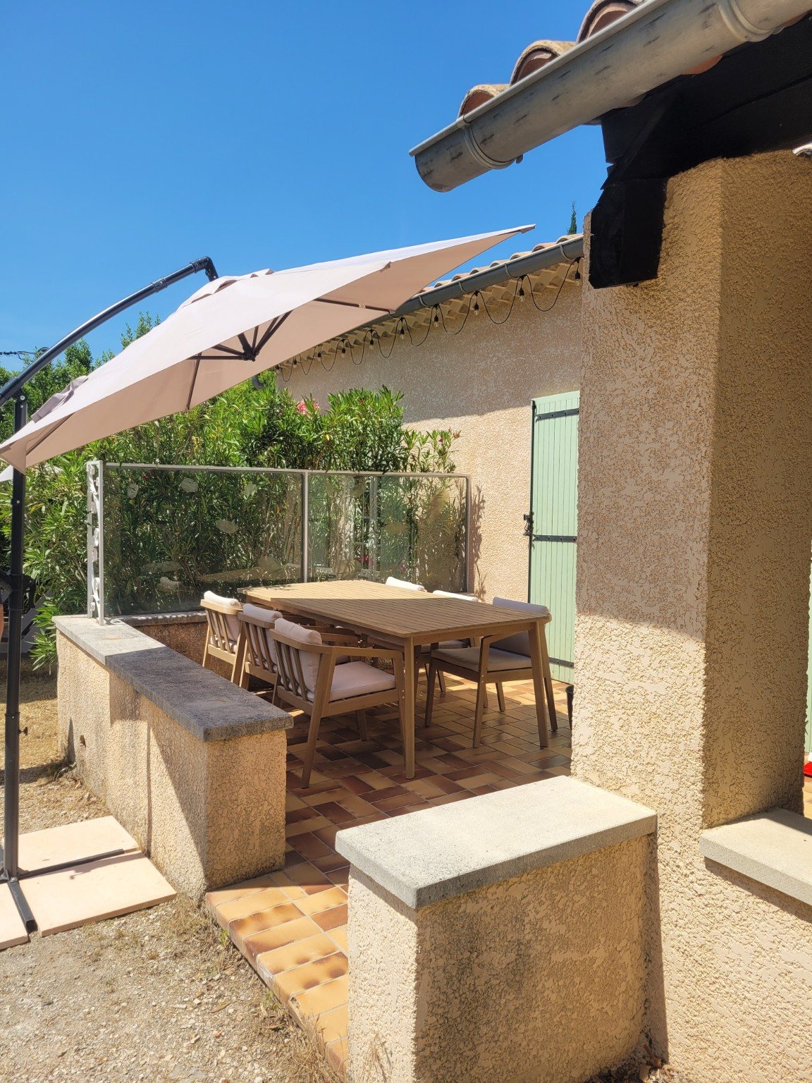 Terras met eettafel en parasol